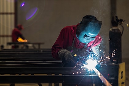 Infraestrutura Sartori Estruturas Metálicas e Pré Moldados. Trabalhando com qualidade e segurança. Imagem trabalho interno Sartori.